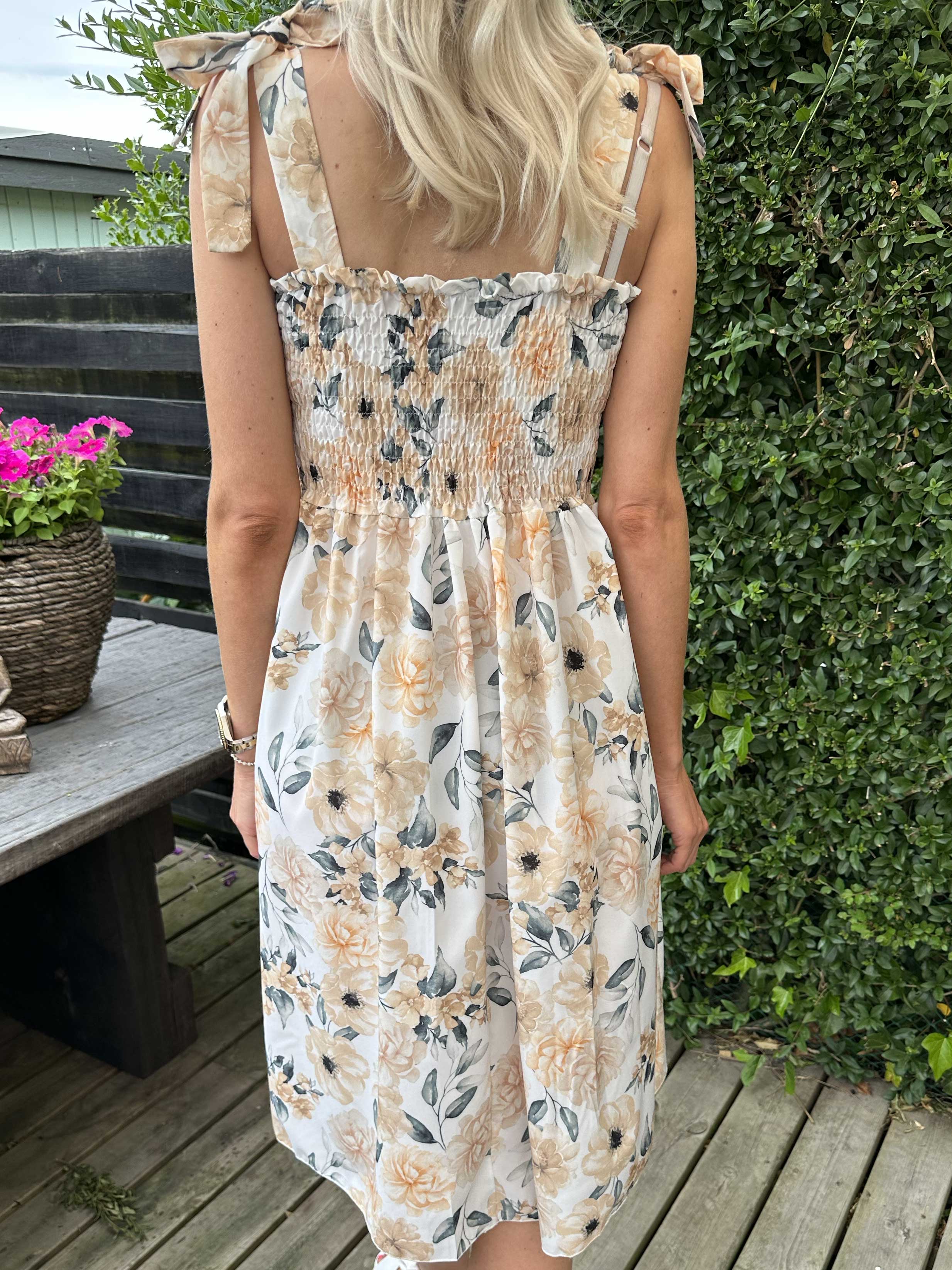 Ametrin - Kjole med sløjfe på stropperne og smock